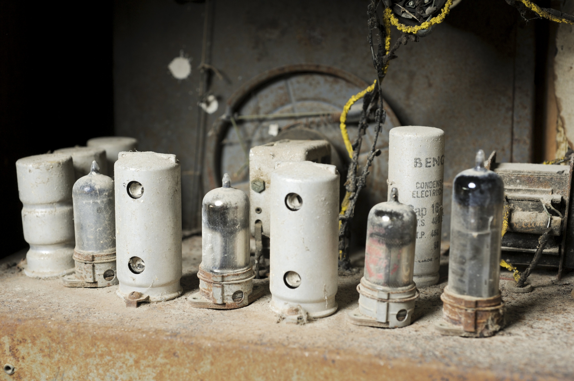 גדולות, מסורבלות, יקרות, מתחממות ומתקלקלות. שפופרות ריק (ואקום) במקלט רדיו ישן | צילום: Science Photo Library