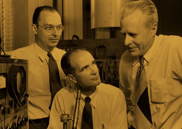 לא צפיתי את המהפכה. ברדין (משמאל) עם שוקלי (במרכז) ובראטיין במעבדות בל | מקור: Science Photo Library