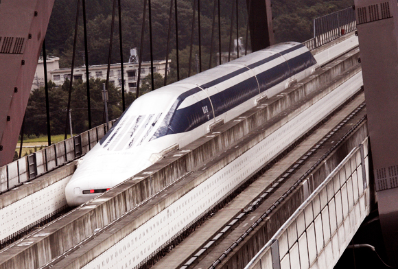 רכבת מהירה ביפן נוסעת בלי חיכוך עם המסילה בזכות ההשפעה של על מוליכים על שדה מגנטי | צילום: Science Photo Library