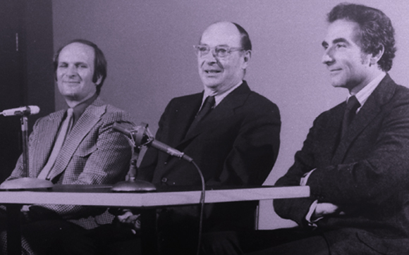 נובל שני. ברדין (במרכז) עם קופר (מימין) ושריפר במסיבת עיתונאים לרגל זכייתם בפרס נובל בפיזיקה | צילום, אוניברסיטת אילינוי, AIP