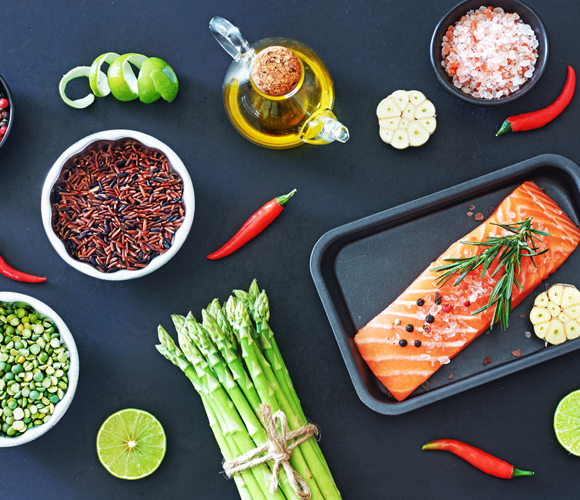 תזונה מבוססת בין השאר על ריבוי פירות, ירקות, קטניות, אגוזים, דגים ושמן זית. דיאטה ים תיכונית | צילום: Shutterstock