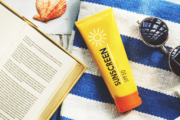 מקדם הגנה 30 לא יעיל כפליים מ-15, ולערך גבוה מ-50 כבר אין משמעות. תכשיר הגנה מהשמש | צילום: Shutterstock