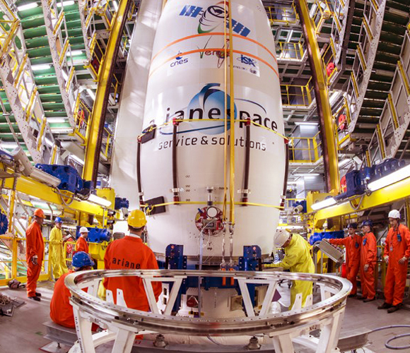 29 הקפות כל יומיים, בגובה 720 ק"מ. ההכנות לשיגור הלוויין על גבי טיל "וגה" באתר השיגור | צילום: התעשייה האווירית