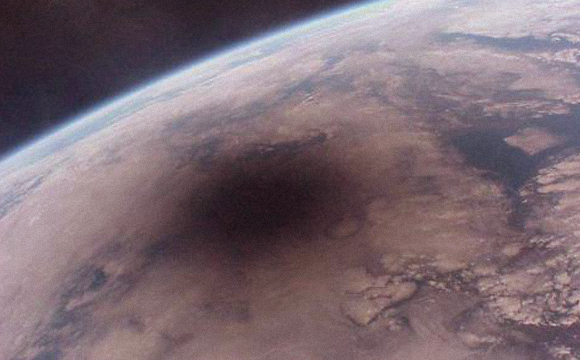 צל הירח על כדור הארץ. Credit: NASA