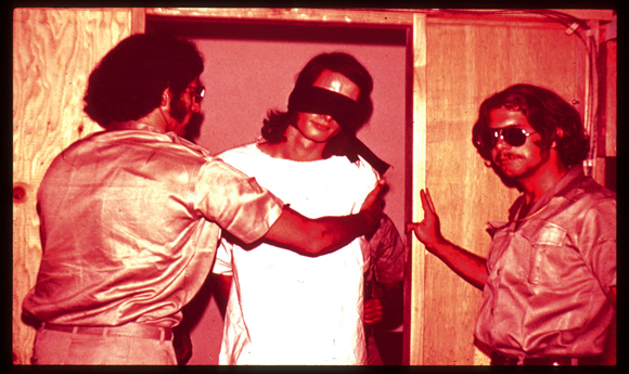 "אנחנו יכולים לעורר פחד, ברמה מסוימת... לנו יש שליטה מוחלטת בסיטואציה" אמר אחד החוקרים ל"סוהרים". אסיר וסוהרים במהלך הניסוי | קרדיט: Philip G. Zimbardo