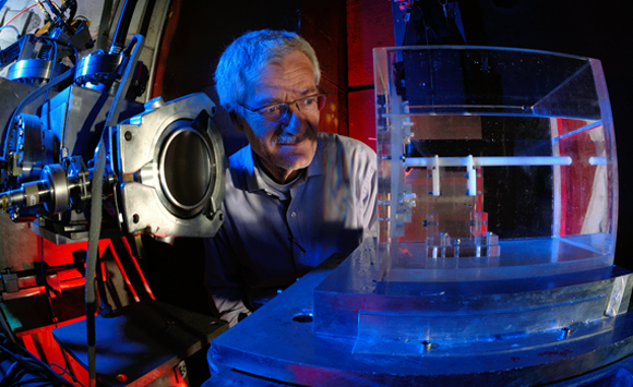 אנטי-חומר יכול לסייע במחקרים רבים, אבל עד כה אי אפשר היה לשנע אותו. מחקר אנטי-פרוטונים | צילום: CERN