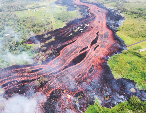 ההתקדמות האיטית מונעת לרוב נזק ישיר לבני אדם. נחשול הלבה שנפלט מהר הגעש קילוואה | צילום: USGS, ויקיפדיה, נחלת הכלל