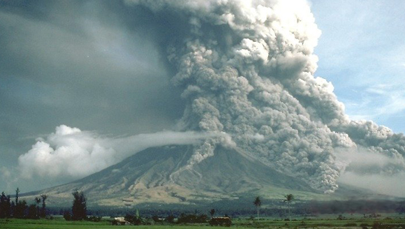 נחשולים פירוקלסטיים בהר הגעש מאיון בפיליפינים בהתפרצות ב-1984 | צילום: ויקיפדיה, C.G. Newhall