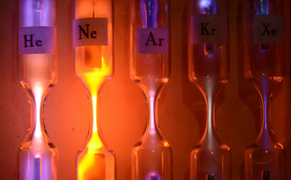כל גז זוהר בצבע שונה כשמחממים ומייננים אותו. משמאל: הליום, ניאון, ארגון, קריפטון וקסנון | צילום: Shutterstock