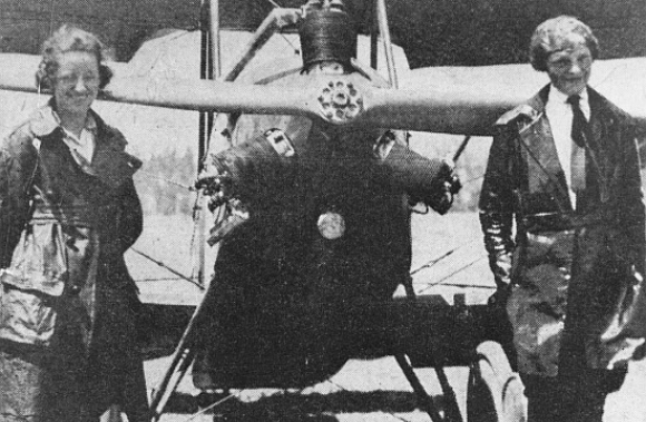 שיאים מוקדמים. ארהרט (מימין) ומדריכת הטיסה סנוק על רקע מטוס ה"קנרית" | מקור: ויקיפדיה, נחלת הכלל