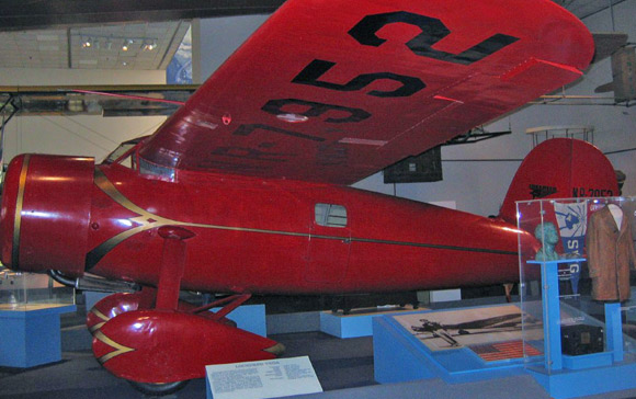 המטוס שבו חצתה ארהרט את האוקיינוס האלטנטי במוזיאון התעופה והחלל בוושינגטון | מקור: ויקיפדיה, Alkivar