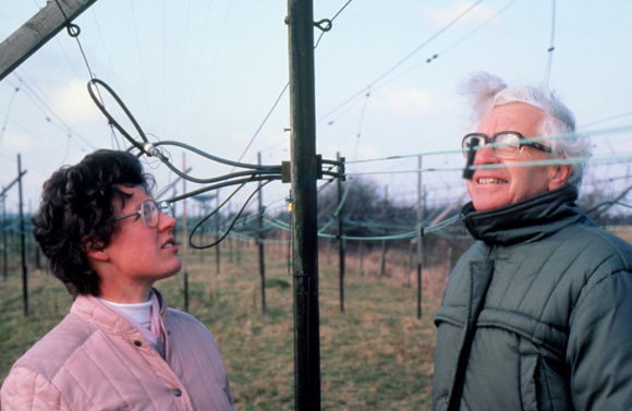 מחלוקת על חייזרים ודיון על קרדיט. יואיש ובל-ברנל באתר טלסקופ הרדיו בקיימברידג' | צילום: Science Photo Library