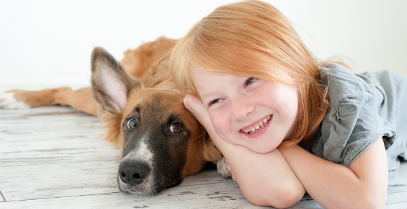 הפאומלנין אחראי גם לצבע הכתום בשיער של אנשים ג'ינג'ים, וגם בפרווה של בעלי חיים. ילדה ג'ינג'ית עם כלב כתום  | צילום: Shutterstock