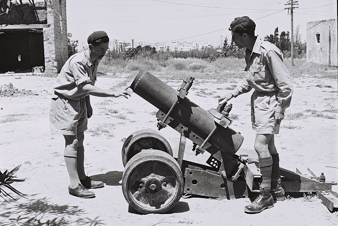 הנשק שעזר לנצח במלחמה. אנשי ה'הגנה' עם תותח שנבנה בסדנה של תע"ש חוץ ליד תל אביב | מקור: ויקיפדיה, נחלת הכלל