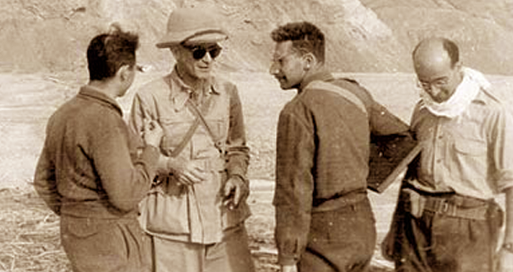 הבסיס לתשתית הגרעין. ישראל דוסטרובסקי (מימין) ואנשי חמ"ד ג' בסיור גיאולוגי בנגב | מקור: ויקיפדיה, שימוש חופשי