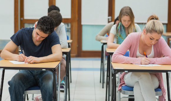 לא בטוח שהשוקולד אכן משפר את התפקוד השכלי, אבל נראה שלא יזיקו כמה קוביות לפני מבחן | צילום: Shutterstock