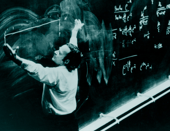 הצליח להבהיר ולפשט גם את הרעיונות המורכבים ביותר בפיזיקה. פיינמן בהרצאה ב-CERN | צילום: Science Photo Library