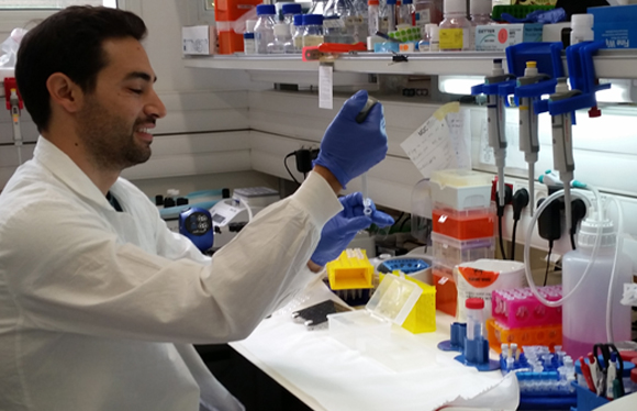 עולם מסובך הרבה יותר מחקר חלבונים, כי ה-RNA הוא מולקולה הרבה פחות יציבה. אביב רום במעבדה | צילום באדיבותו