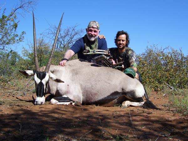 הפיקוח יהיה יעיל רק בתנאים מסוימים. ציידים עם ראם שהרגו בדרום אפריקה | צילום: mrshife, פליקר