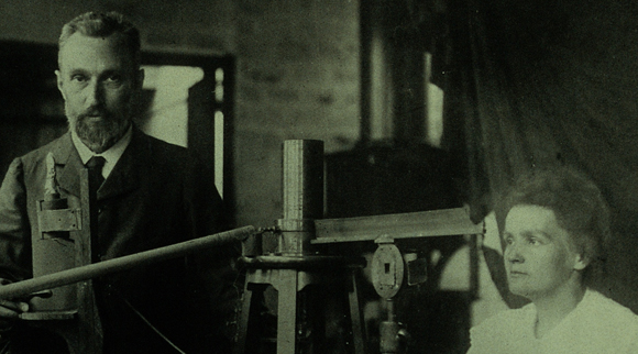המשפחה המעוטרת ביותר בפרסי נובל. מארי קירי במעבדה עם בעלה ושותפה לפרס בפיזיקה | מקור: Science Photo Library