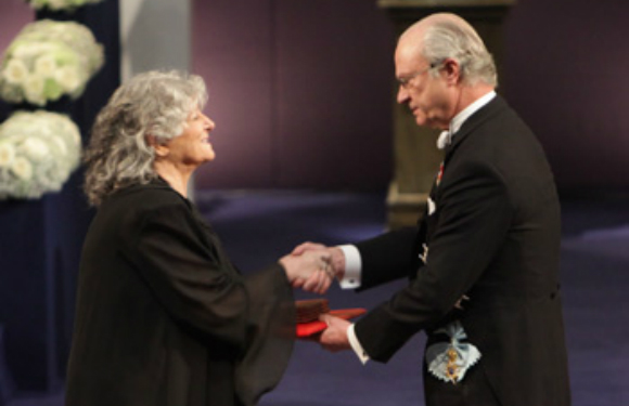 אחת מארבע. עדה יונת מקבלת את פרס נובל בכימיה 2009 מידי מלך שבדיה, קרל ה-16 גוסטב | צילום: אתר פרס נובל