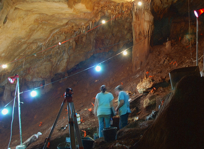 תמונה ברורה של הפליאולית העליון באזורנו. חפירות במערת מנות | צילום: משלחת החפירות במערת מנות, ויקיפדיה