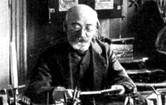 תרגם יצירות מופת לאספרנטו. זמנהוף בחדר העבודה שלו בוורשה, 1910 | צילום של Ignacy Matuszewski. מקור: ויקידפידה