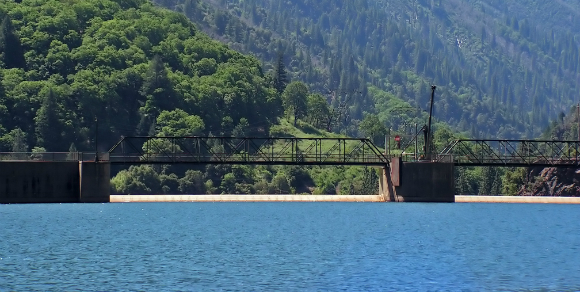 עודף מים אחרי שנים של בצורת. אזור תחנת הכוח באגם אורוויל צילומים: Shutterstock