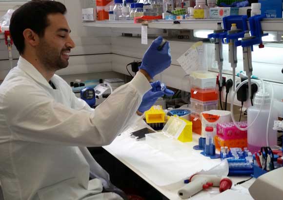 המדריך אביב רום במעבדה