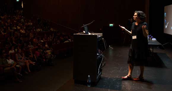 על הבמה בליל המדענים