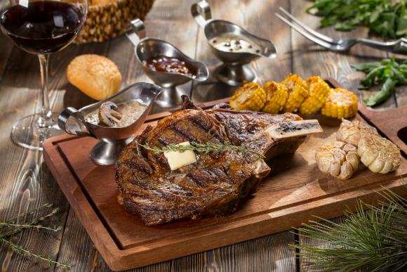 רק שלוש קלוריות ממאה שהפרה אוכל נצרכות לבסוף כבשר מאכל. ארוחת סטייק | צילום: Shutterstock