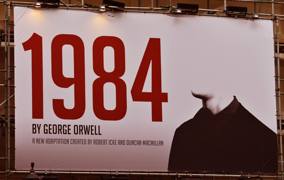 מלחמה היא מצב חיוני עבור הדיקטטורה. כרזה למחזה על פי הספר "1984" בלונדון | צילום: Shutterstock 