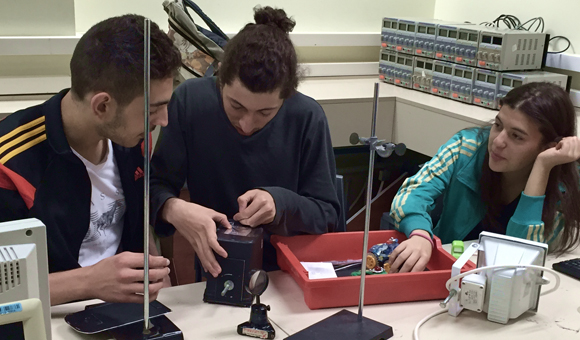 תלמידי תכנית מעלה במעבדה