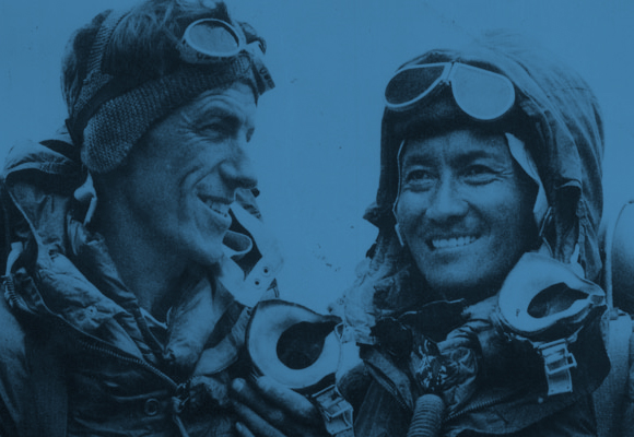 15 דקות על הפסגה. הילרי (משמאל) עם נורגיי לאחר ההישג ההיסטורי | מקור: Jamling Tenzing Norgay, ויקיפדיה