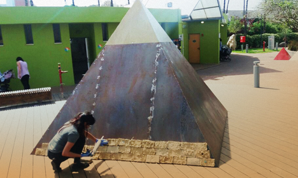 בניית פירמידה בשיטות עתיקות