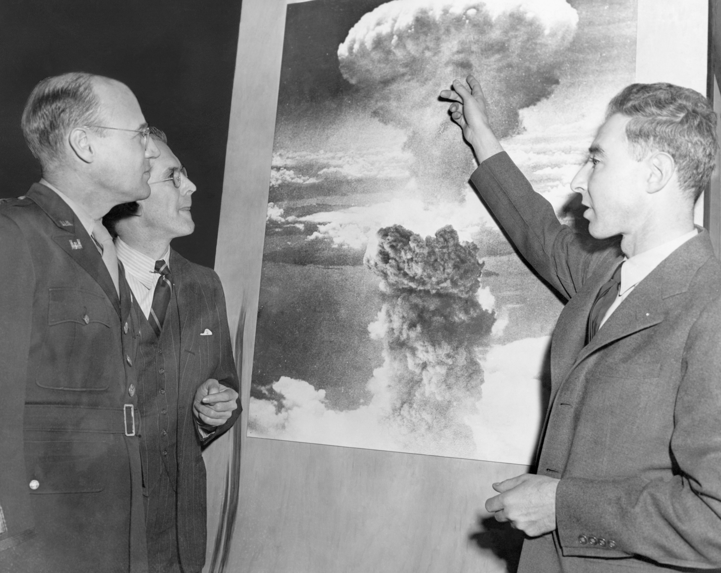 יכול להתמודד עם בעיות מורכבות. אופנהיימר מסביר לקציני צבא בתכנית מנהטן על נשק גרעיני | צילום: Science Photo Library