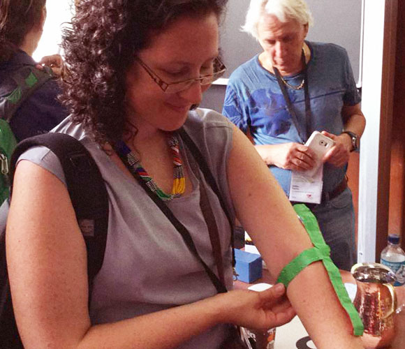 מכשיר לבדיקת עקמויות: שתי רצועות נייר מחוברות באמצען