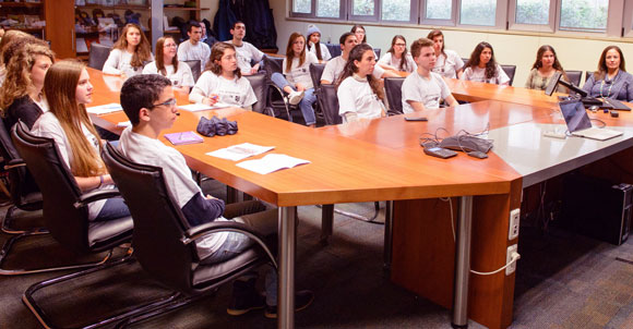 תלמידי ח"צ מאזינים להרצאה של רואי נאור