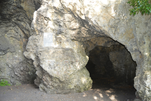 תזונה היא גם עניין של גיאוגרפיה. מערת ספיי. למעלה: גולגולת של ניאנדרטל | צילומים: Shutterstock, ויקיפדיה