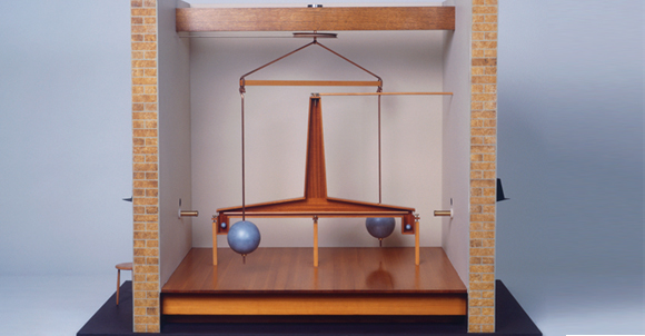הקדים את זמנו. מודל של הניסוי שאיפשר לקבנדיש לחש את הכבידה ואת מסת כדור הארץ | צילום: Science Photo Library