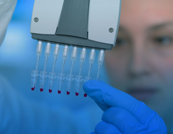 אפיון גנטי של קהילות יכול לסייע לא רק במניעת מחלות, אלא גם בהתחקות אחר שורשיהן. מעבדה גנטית | צילום: Shutterstock