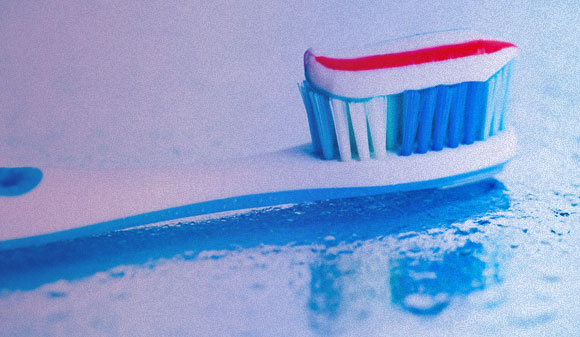 יוני החמצן בטיפולים הביתיים מבהירים את השן, אבל ההלבנה מחזיקה רק כמה חודשים | צילום: Shutterstock