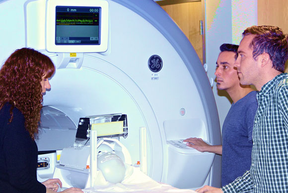 זיהוי פנים. פרופ' כלנית גריל-ספקטור עם תלמיד המחקר ג'סי גומז וד"ר קווין ויינר | צילום: Brianna Jeska, Stanford